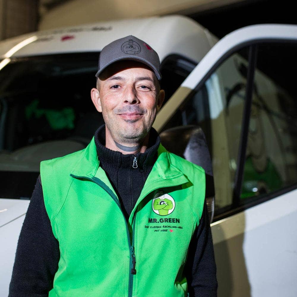 Wir holen und sortieren Ihre Wertstoffe und schenken damit alten Produkten neues Leben