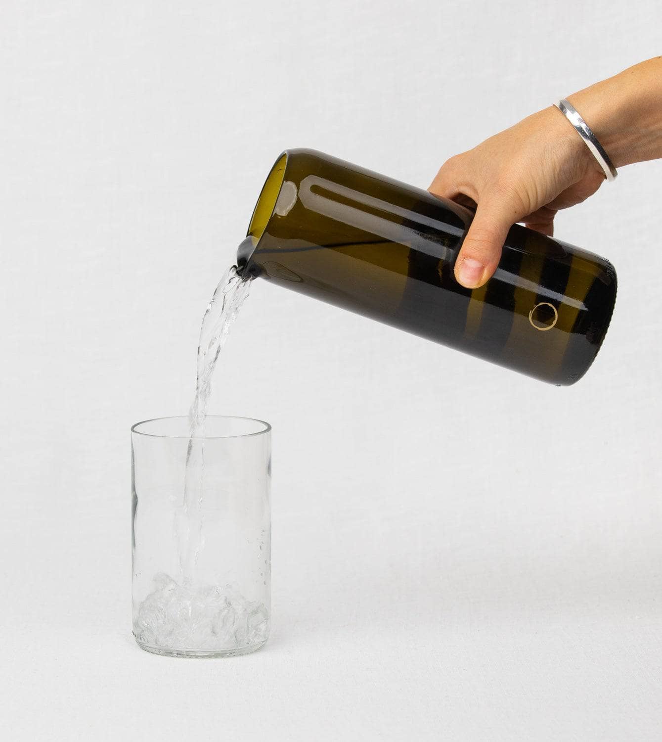 Wasserkaraffe aus Weinflaschen-Upcycling