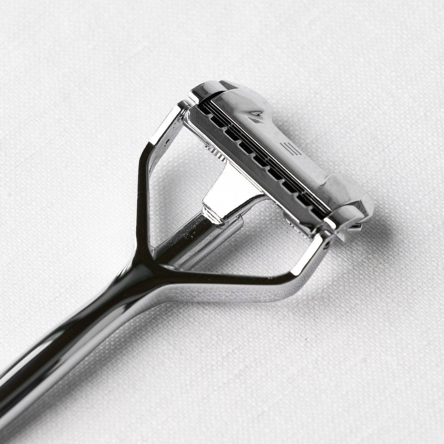 «Mit Ecken und Kanten» 3-Klingen-Schwingkopf-Rasierer (-25%)