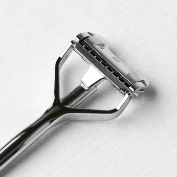 «Mit Ecken und Kanten» 3-Klingen-Schwingkopf-Rasierer (-25%) 